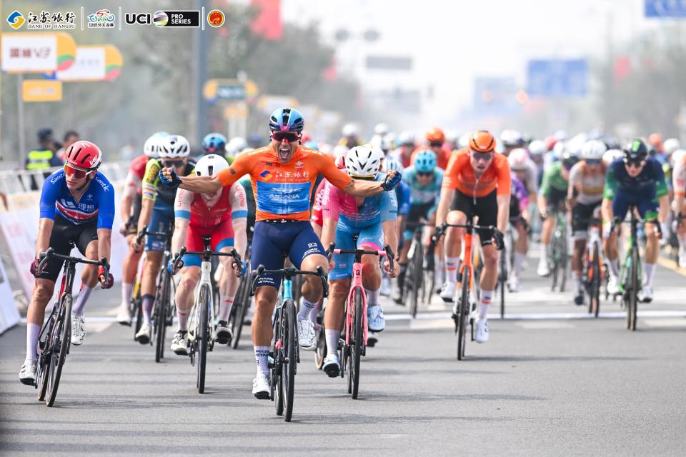 选手们在碧, 和体育局, dnBmi